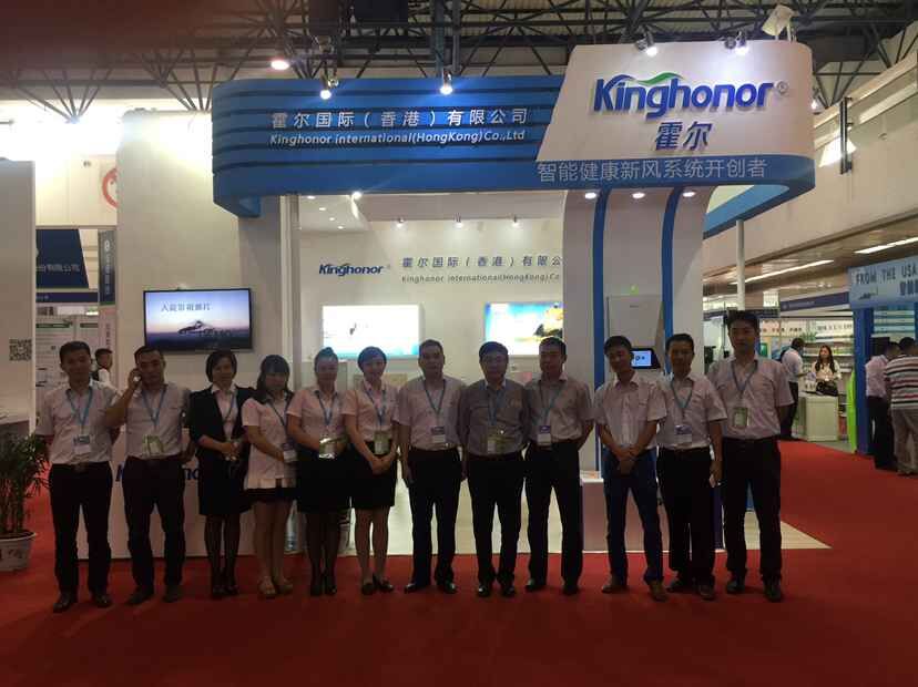 公司領(lǐng)導(dǎo)與霍爾新風(fēng)團(tuán)隊(duì)精英于霍爾新風(fēng)展位前合影留念